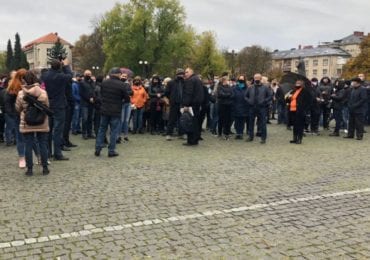 В Ужгороді під стінами ОДА мітинг: зібрались підприємці (ФОТО)