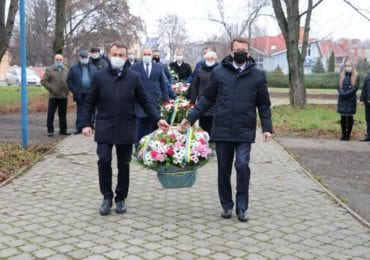 Керівники області поклали квіти до пам’ятника «Ліквідаторам наслідків аварії на ЧАЕС» в Ужгороді