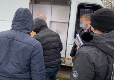 На Виноградівщині правоохоронці виявили значну партію цигарок, які готували до контрабанди