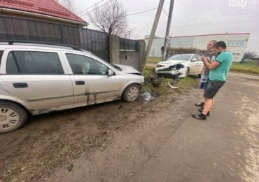 ДТП на Ужгородщині: водій влетів в припарковане авто (ФОТО)