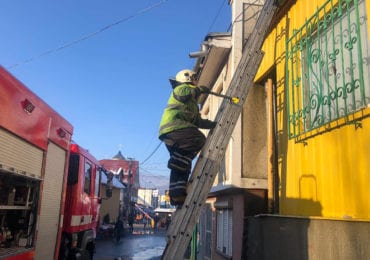 Товар виносили з палаючої будівлі: на Закарпатті горів торговий центр (ФОТО)