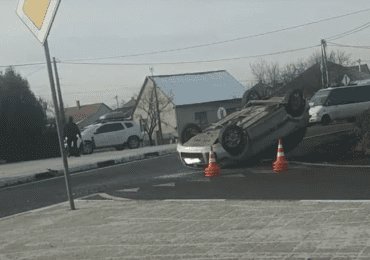 Автівка опинилась на даху: на Ужгородщині трапилсь ДТП (ФОТО)