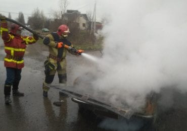 Водій злякався і втік: в Ужгороді під час руху загорівся автомобіль (ФОТО)