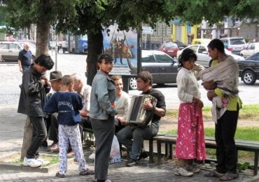 Душили та відібрали сумочку: в Ужгороді роми напали на жінку