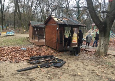 Пожежа у Боздоському парку: згорів торговельний кіоск (ФОТО)