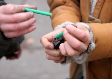 В Ужгороді підлітки кидали петарди у людей (ВІДЕО)