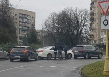 Потрійне ДТП в Ужгороді біля 16-поверхівки (ВІДЕО)