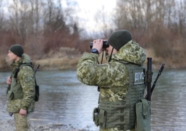 На Закарпатті прикордонники «виловили» з Тиси 12 ящиків сигарет