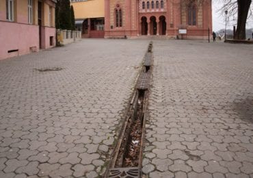 Ужгород потерпає від крадіжок кришок люків та решіток зливової каналізаці