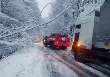 На Мукачівщині рятувальники витягували з кювету вантажівку