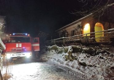 Рятувальники двох закарпатських районів гасили одну пожежу