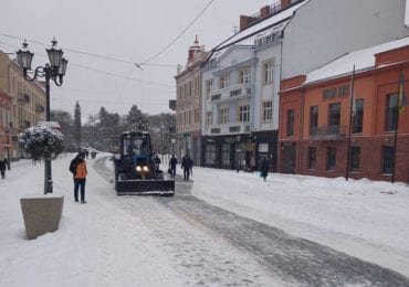 В Ужгороді чистять дороги від снігу