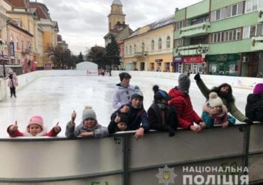 На Закарпатті поліціянти влаштували день ковзанки для діток з підопічних сімей (ФОТО)