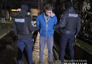 В Ужгороді двоє негідників напали на жінку і пограбували: одного з нападників затримано (ФОТО, ВІДЕО)