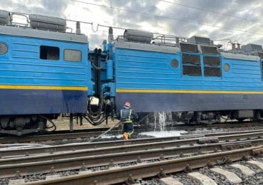 Поїзд Миколаїв-Рахів загорівся прямо під час руху (ФОТО)