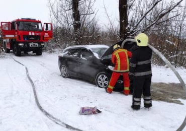 У Хусті загорівся автомобіль в якому знаходилась вагітна жінка та маленькі діти