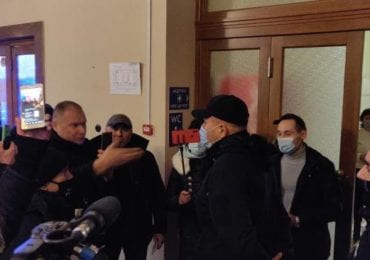 В Ужгороді мітингувальники намагаються потрапити на сесію Закарпатської облради (ФОТО)