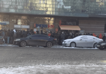 Жива черга в центрі Ужгорода: люди оплачують візовий збір