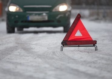 В Ужгородському районі автомобіль злетів з дороги на залізничну колію