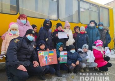 На Закарпатті поліціянти влаштували вихованцям школи-інтернату незабутню екскурсію до "ДіноПарку" (ФОТО)