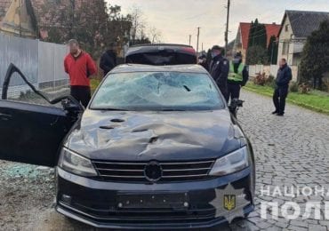 В Мукачеві чоловік понівечив автомобіль сусідки та вкрав її телефон