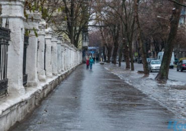 Поради від патрульних, як пішоходам не "переламатися" на слизьких вулицях