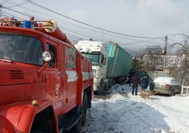 На Закарпатті одна й та ж вантажівка двічі за добу  потрапила в кювет