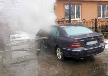 В Іршаві біля будинку загорівся автомобіль