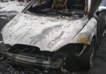 В Ужгороді невідомі підпалили автомобіль: злочин зафіксувала камера спостереження (ВІДЕО)