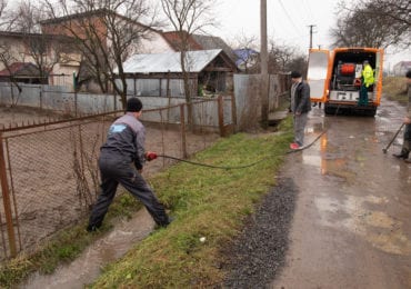 В Доманинцях комунальникам довелося розчищати водовідводи вручну