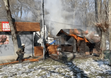 В Ужгороді на території Боздоського парку горить кафе “Ribs” (ВІДЕО)