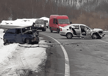 Біля Нижніх Воріт зіткнулися два автомобілі