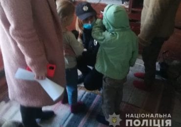 Закарпатські поліцейські спілкуються з найменшими жителями краю