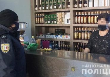 Поліцейські Мукачева спілкувалися з продавцями про заборону продажу неповнолітнім алкоголю та цигарок