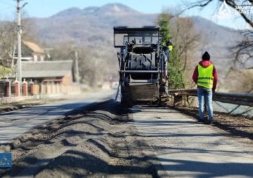 До уваги водіїв: на Рахівщині в селі Луг - ремонт дороги