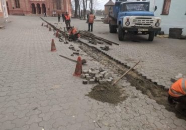 Фотофакт: в пішохідній зоні Ужгорода засипають піском зливні стоки