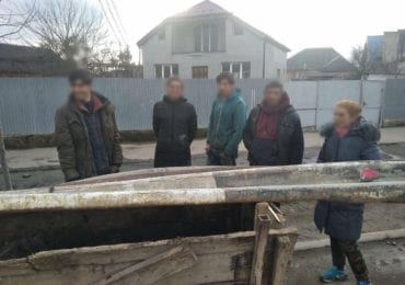 В Мукачеві роми везли дорожний відбійник на металобрухт