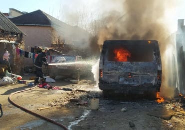 У Берегові горіло авто прямо у дворі приватного будинку (ФОТО)