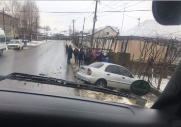 На Виноградівщині через слизьку дорогу автомобіль в'їхав в огорожу