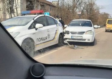 ДТП на Закарпатті: водій протаранив авто патрульної поліції (ФОТО)