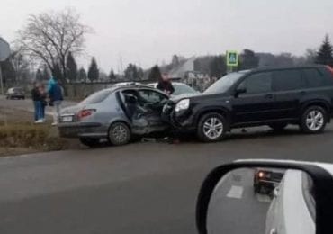 Сьогодні зранку у Мукачеві, біля ринку "ГІД" сталася ДТП (ВІДЕО)