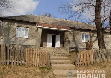 На Хустщині троє крадіїв винесли з крамниці спиртне та сигарети