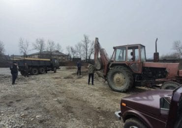 На Закарпатті викрили чоловіка, який незаконно добував гравій з річки