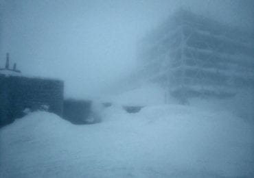 Зараз в Карпатах вирує сильний снігопад