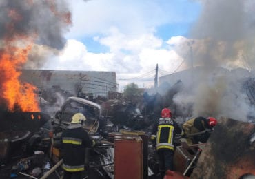 Пожежа в Ужгороді: горів металобрухт та сміття (ФОТО)