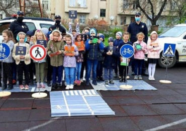 Закарпатські патрульні вчать дітей розуміти ПДР