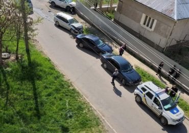 ДТП в Ужгороді: автомобіль влетів у паркан (ВІДЕО)