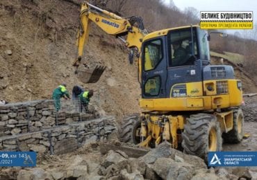 На Рахівщині будують рекордно велику конструкцію для захисту траси від зсувів