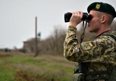 У Сторожниці двоє чоловіків запускали дрон з контрабандними сигаретами