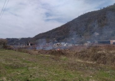 На узбіччі траси Київ - Чоп невідомі підпалили траву (ВІДЕО)